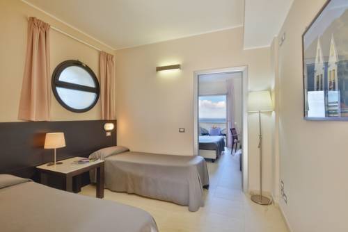 Imagen de la habitación del Hotel Mareluna. Foto 15