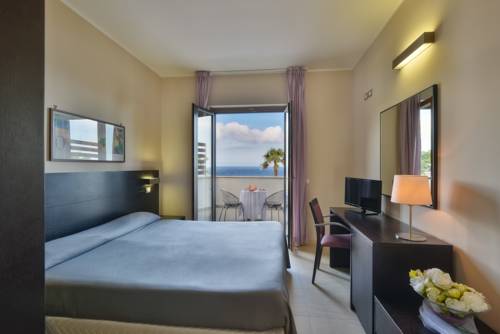 Imagen de la habitación del Hotel Mareluna. Foto 16