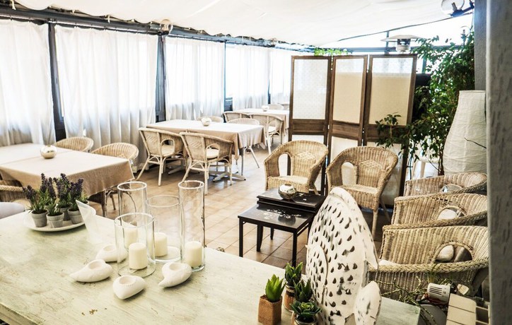 Imagen del bar/restaurante del Hotel Maremola. Foto 6