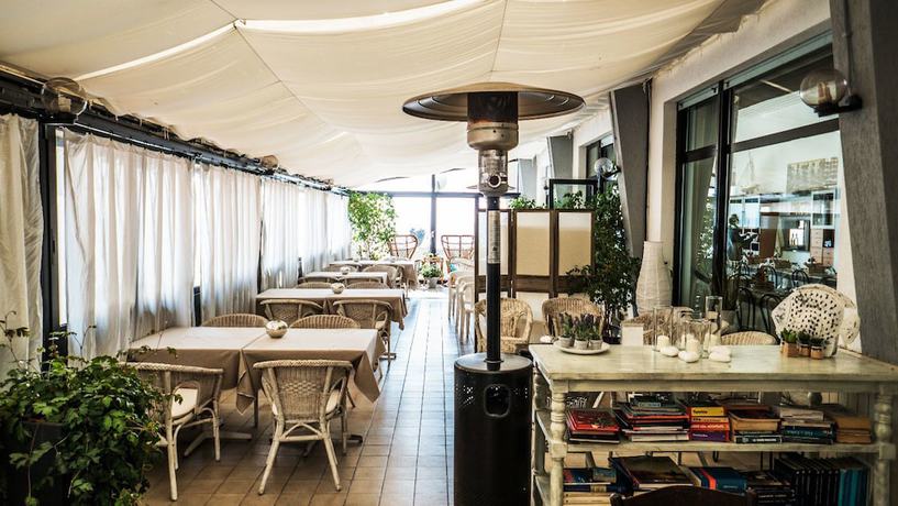 Imagen del bar/restaurante del Hotel Maremola. Foto 7