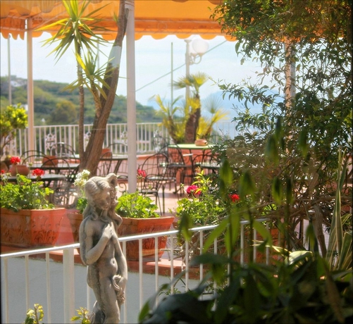 Imagen de los exteriores del Hotel Maremonti, Panza. Foto 9