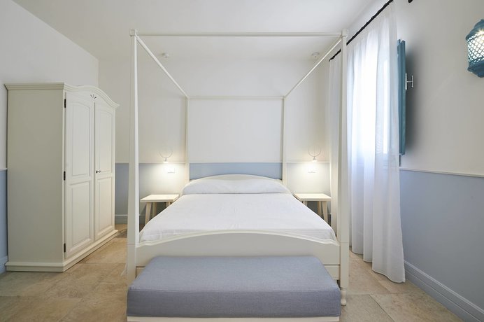 Imagen de la habitación del Hotel Marenea Suite. Foto 6