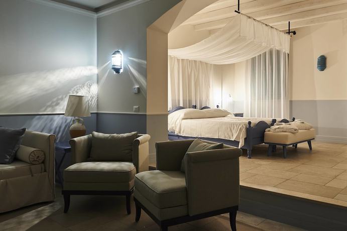 Imagen de la habitación del Hotel Marenea Suite. Foto 14