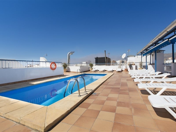 Imagen de la piscina del Hotel Mareny. Foto 19