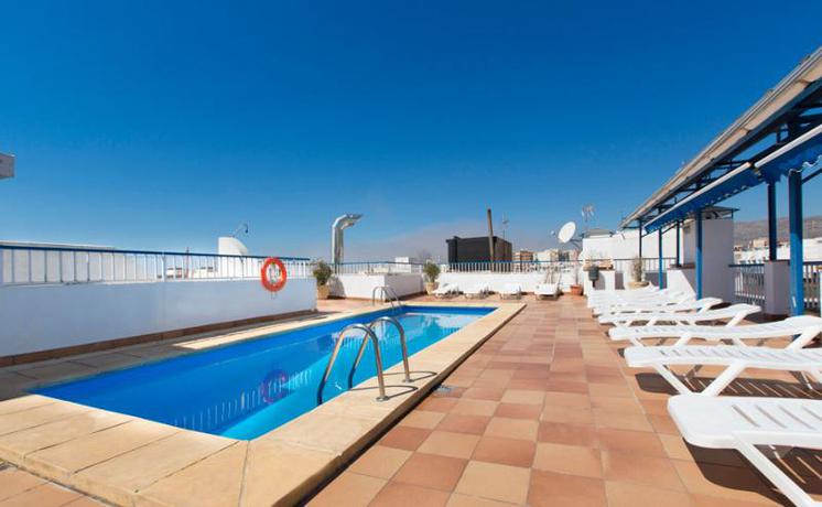 Imagen de la piscina del Hotel Mareny. Foto 21