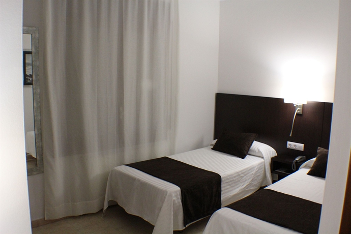 Imagen de la habitación del Hotel Marfany. Foto 4