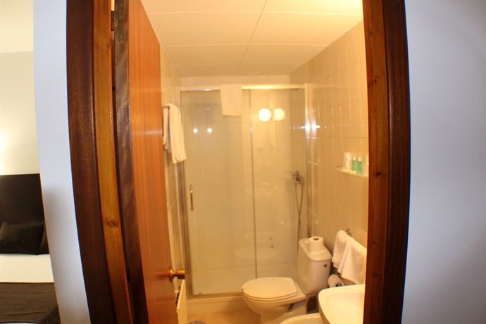 Imagen de la habitación del Hotel Marfany. Foto 7