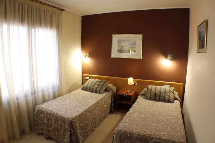 Imagen de la habitación del Hotel Marfany. Foto 9