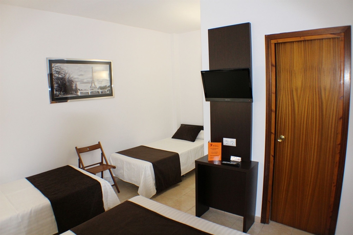 Imagen de la habitación del Hotel Marfany. Foto 14