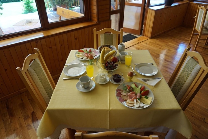 Imagen del bar/restaurante del Hotel Margarita, Trakata. Foto 5