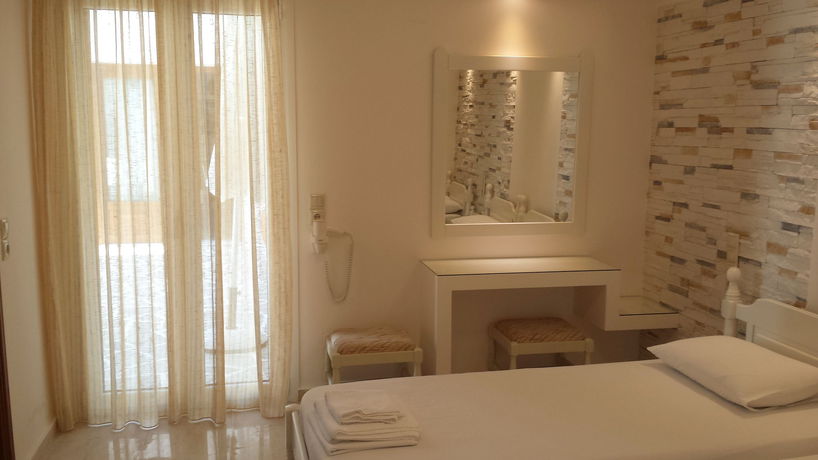 Imagen de los exteriores del Hotel Margo Studios. Foto 13