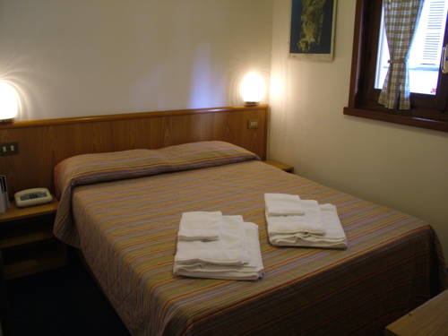 Imagen de la habitación del Hotel Marguareis. Foto 2