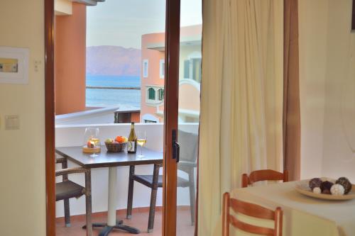 Imagen de la habitación del Hotel Maria Beach. Foto 16