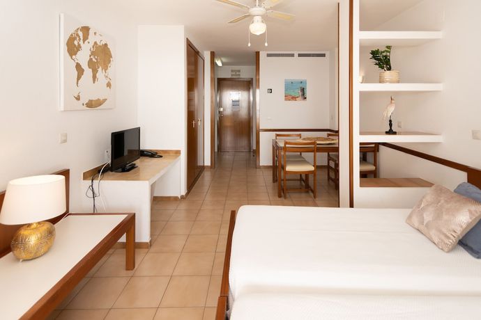 Imagen de la habitación del Hotel Maria Cristina Beach. Foto 14