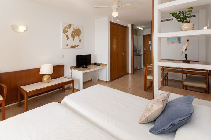 Imagen de la habitación del Hotel Maria Cristina Beach. Foto 17
