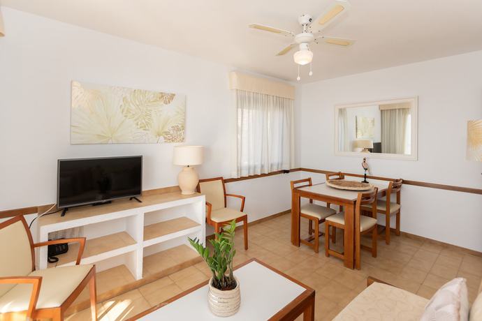 Imagen de la habitación del Hotel Maria Cristina Beach. Foto 18