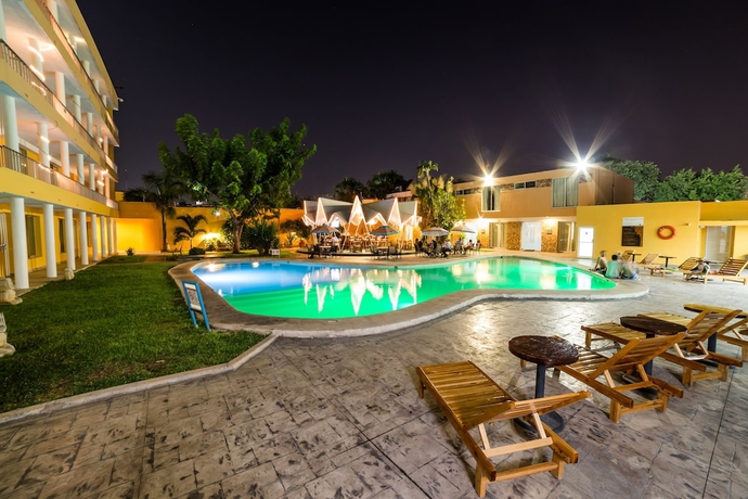 Imagen de la piscina del Hotel Maria Del Carmen Merida. Foto 18