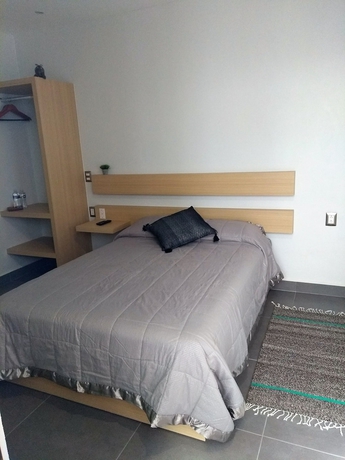 Imagen de la habitación del Hotel Maria Ines Suite. Foto 6