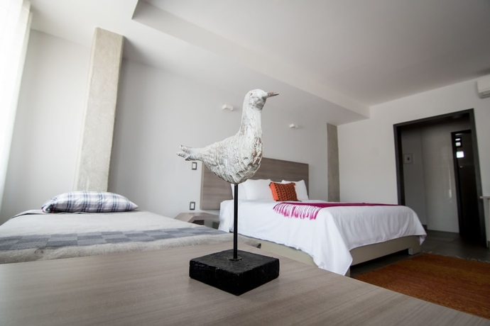 Imagen de la habitación del Hotel Maria Ines Suite. Foto 13