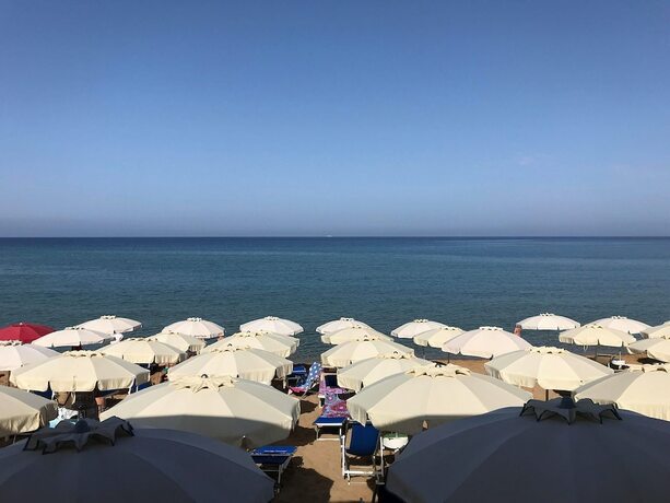 Imagen de los exteriores del Hotel Maria, Lago. Foto 14