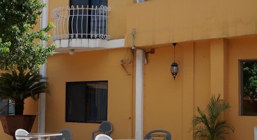 Imagen de los exteriores del Hotel Maria Luisa Inn and Suites. Foto 10