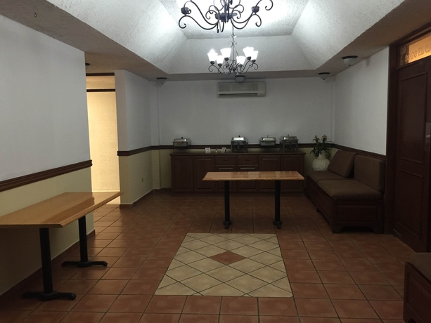 Imagen de los interiores del Hotel Maria Luisa Inn and Suites. Foto 12