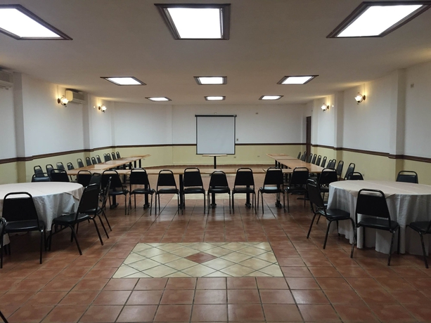 Imagen de los interiores del Hotel Maria Luisa Inn and Suites. Foto 14