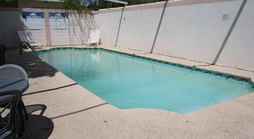 Imagen de la piscina del Hotel Maria Luisa Inn and Suites. Foto 18