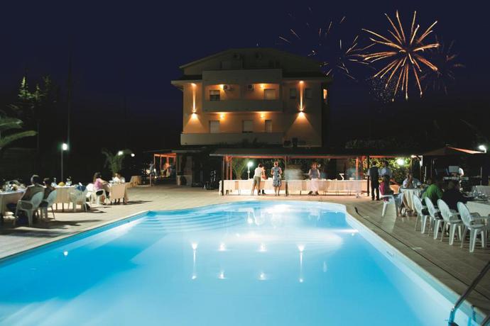 Imagen de la piscina del Hotel Maria, Pineto. Foto 11