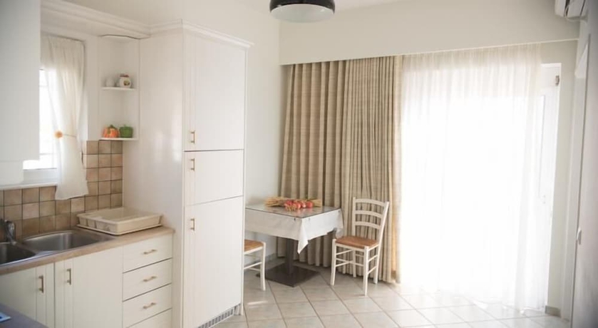 Imagen de la habitación del Hotel Maria Plomari Apartments. Foto 14