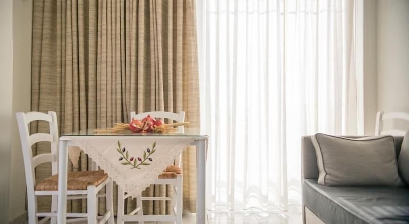 Imagen de la habitación del Hotel Maria Plomari Apartments. Foto 15