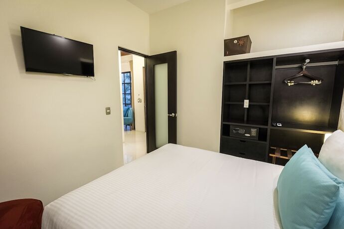 Imagen de la habitación del Hotel Marialicia Suites. Foto 13