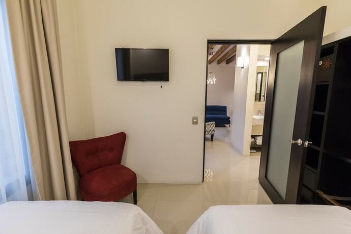 Imagen de la habitación del Hotel Marialicia Suites. Foto 16
