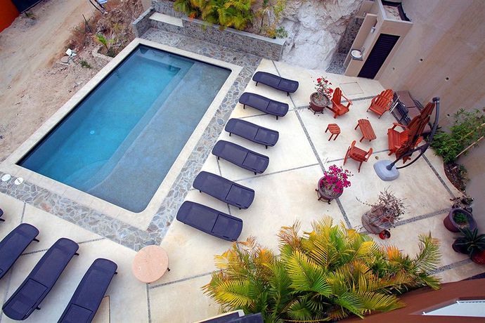 Imagen de la piscina del Hotel Mariamar Suites. Foto 15