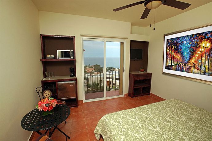 Imagen de la piscina del Hotel Mariamar Suites. Foto 16