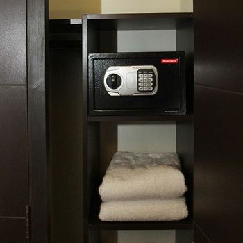 Imagen de la habitación del Hotel Mariamar Suites. Foto 7