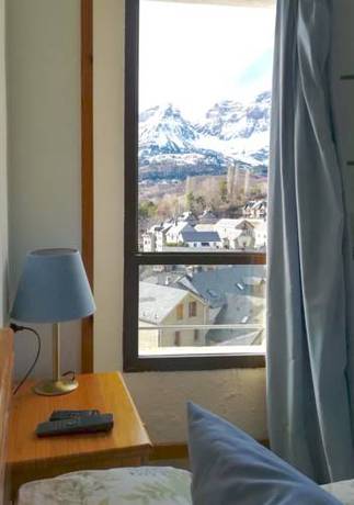 Imagen de la habitación del Hotel Mariana, Tramacastilla De Tena. Foto 5