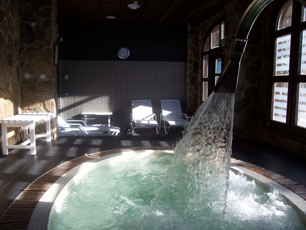 Imagen de la piscina del Hotel Maribel Sierra Nevada. Foto 11