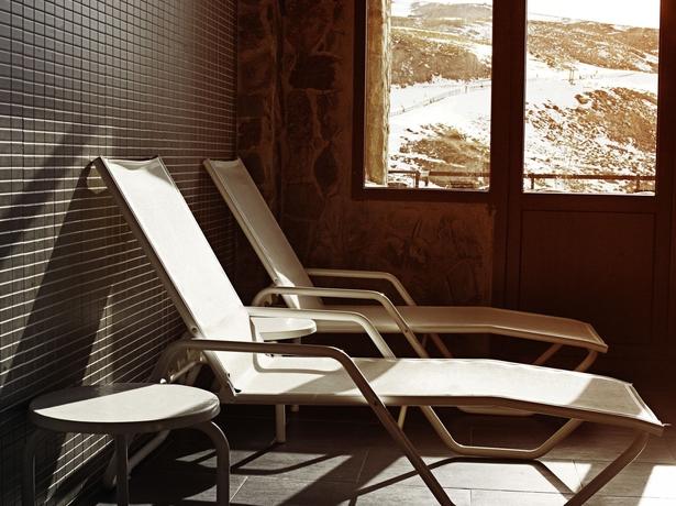 Imagen de la piscina del Hotel Maribel Sierra Nevada. Foto 12