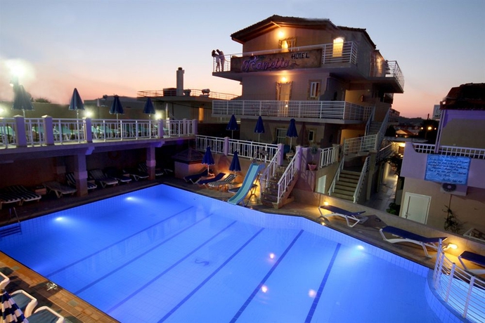 Imagen de la piscina del Hotel Marietta and Apartments. Foto 14