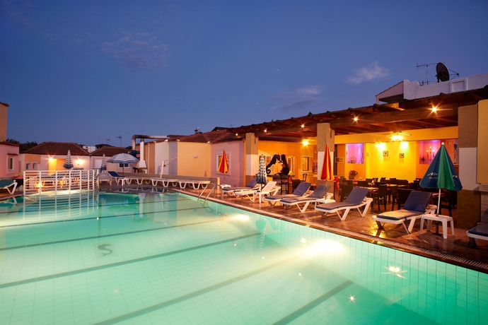 Imagen de la piscina del Hotel Marietta and Apartments. Foto 15