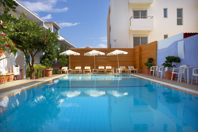 Imagen de la piscina del Hotel Mariette Rhodes Urban Suites. Foto 7