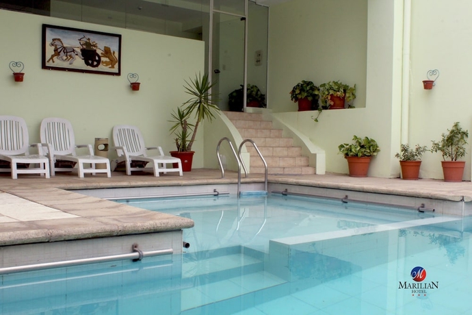 Imagen de la piscina del Hotel Marilian. Foto 18