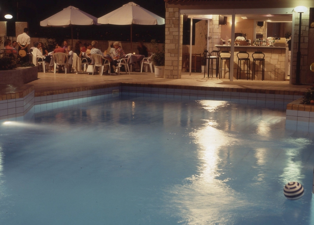 Imagen de la piscina del Hotel Marilisa, Kokkini Hani. Foto 13