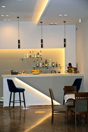 Imagen del bar/restaurante del Hotel Marily, Pirgos. Foto 2