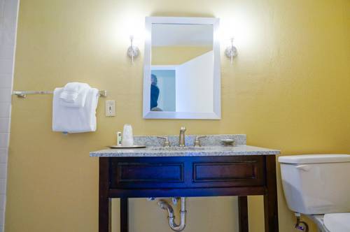 Imagen de la habitación del Hotel Marin Suites. Foto 14