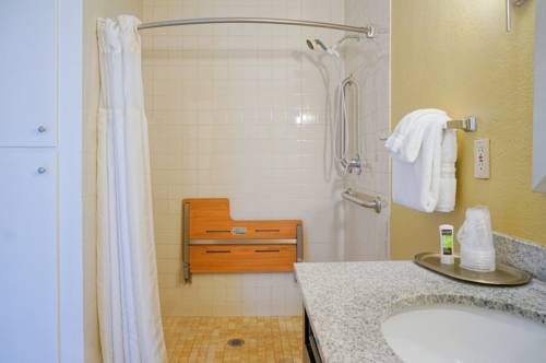 Imagen de la habitación del Hotel Marin Suites. Foto 15