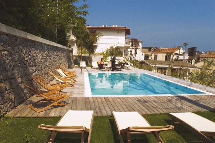 Imagen de la piscina del Hotel Marina 10 Boutiqueanddesign. Foto 8