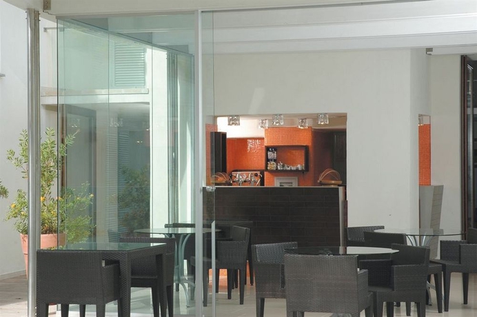 Imagen del bar/restaurante del Hotel Marina 10 Boutiqueanddesign. Foto 2