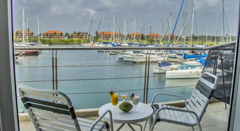 Imagen de los exteriores del Hotel Marina At Shelter Bay. Foto 8